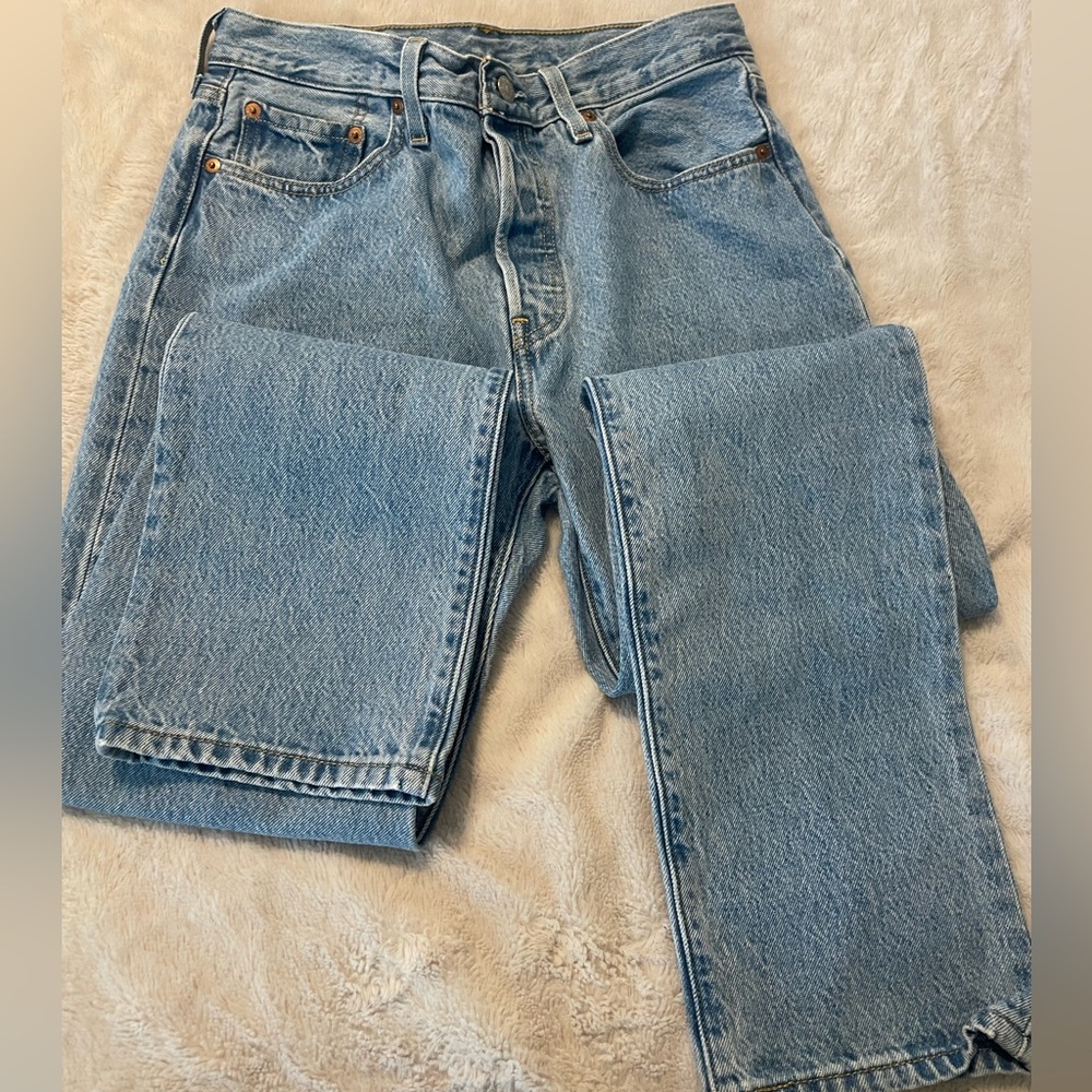 Levi’s 501 Jeans
28Wx32L
Button snap